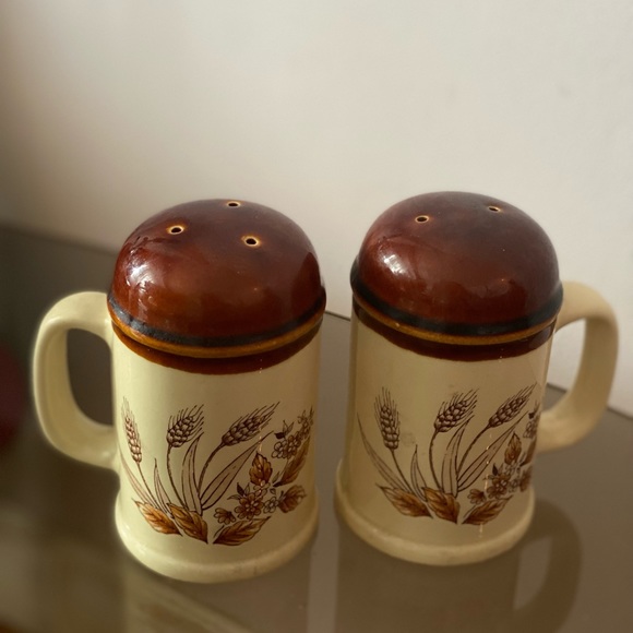 Vintage salt and pepper shakers 2/$15!! - Picture 3 of 3